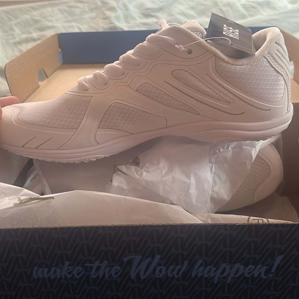 Varsity spirit cheer shoes in size 7.5 brand new never worn before!